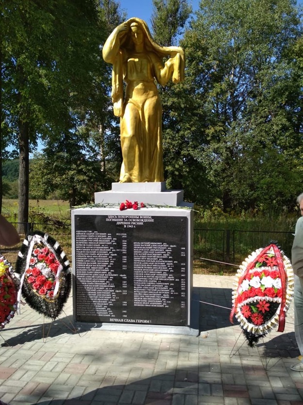 Братская могила воинов Советской Армии.